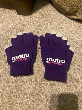 2 PAIRS OF Metro by T-Mobile Purple Logo Touchscreen Gloves